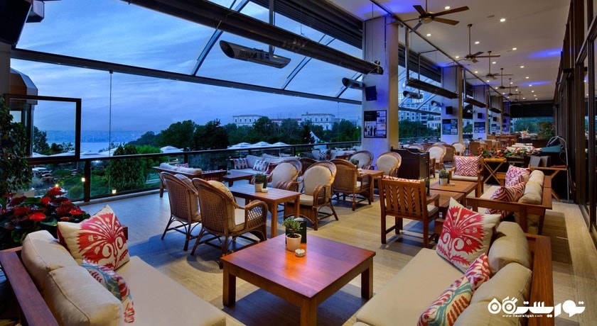 نمایی از  تراس و بار وراندا 